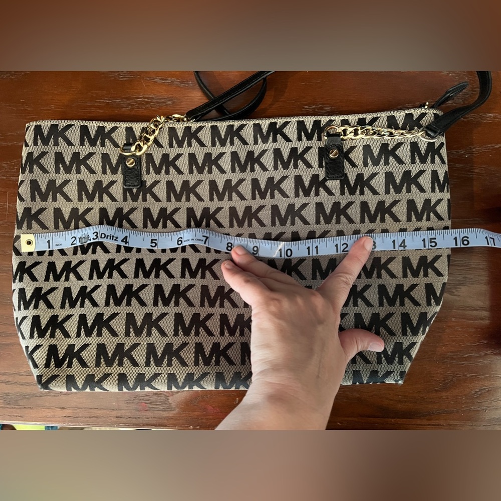 Michael Kors Jet Set Signature Tote - Picture 12 of 13